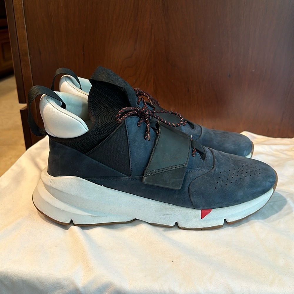 Athletic shoes